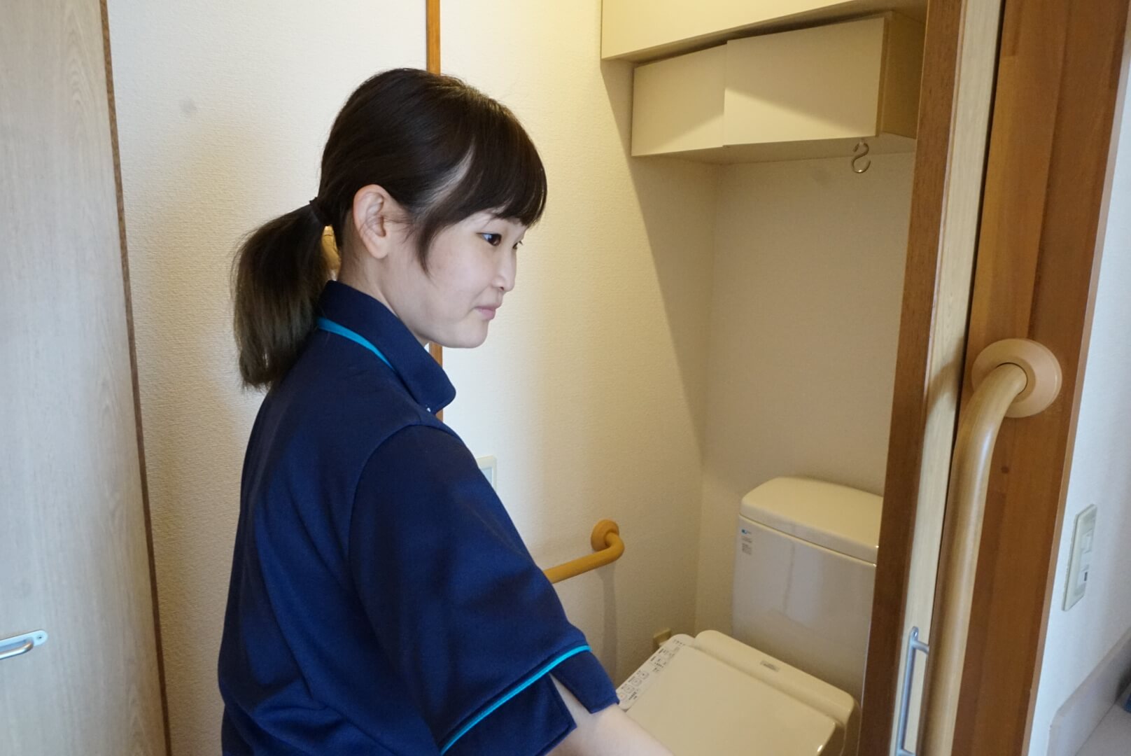 アサヒサンクリーンの女性社員がトイレを綺麗にしている写真